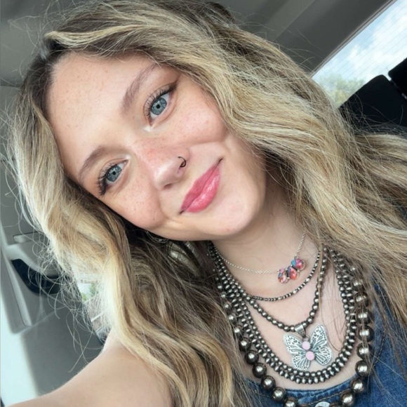 Meet your Posher, Renea! - Picture 2 of 15